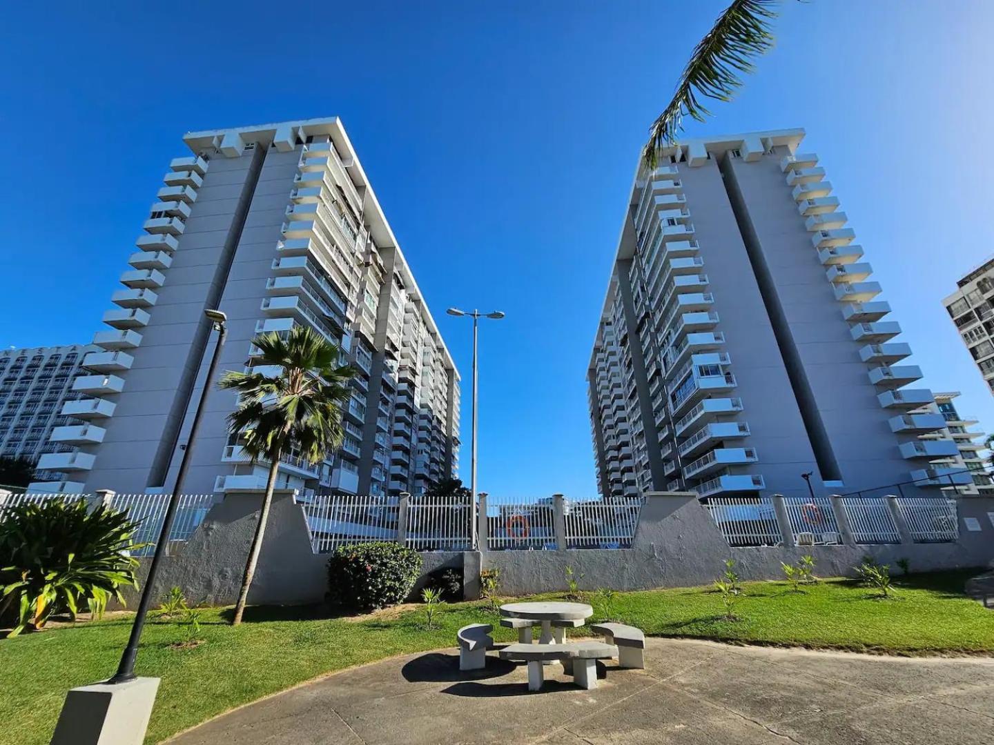 Steps From Foxwoods- Beachfront Retreat With Pools Сан Хуан Екстериор снимка